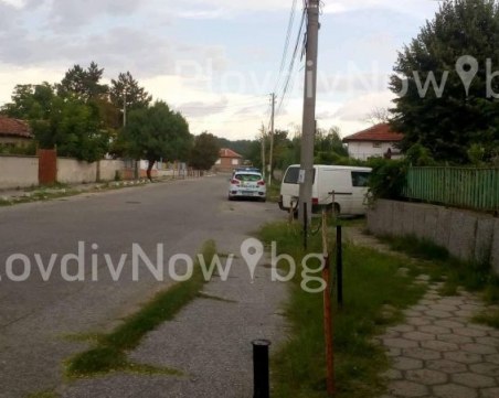 Тийнейджъри на мотопед се врязаха в къщата на бивш кмет край Пловдив СНИМКИ