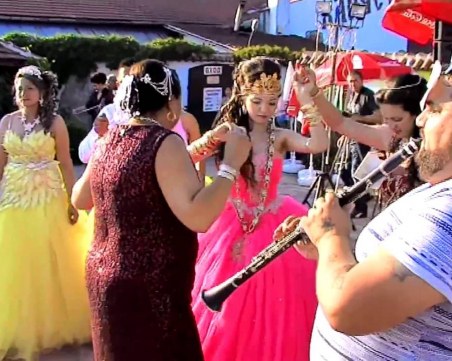 Тормоз 24/7 край Столипиново! Сватбеният сезон засенчи децибелите от Hills of rock ВИДЕО