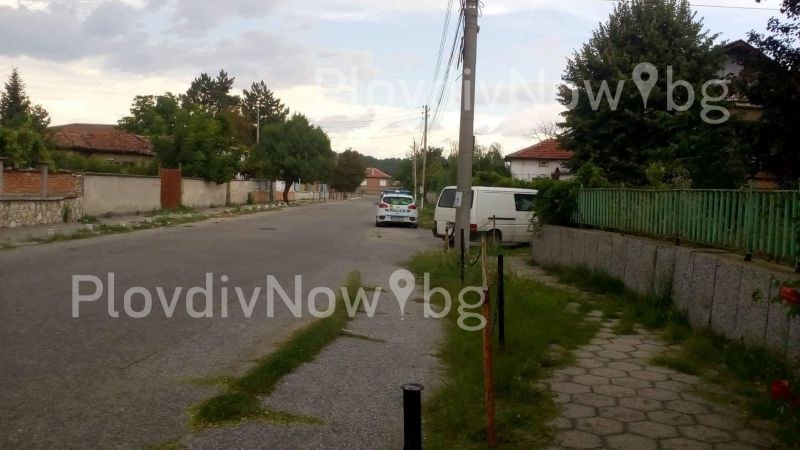 Тийнейджъри на мотопед се врязаха в къщата на бивш кмет край Пловдив СНИМКИ