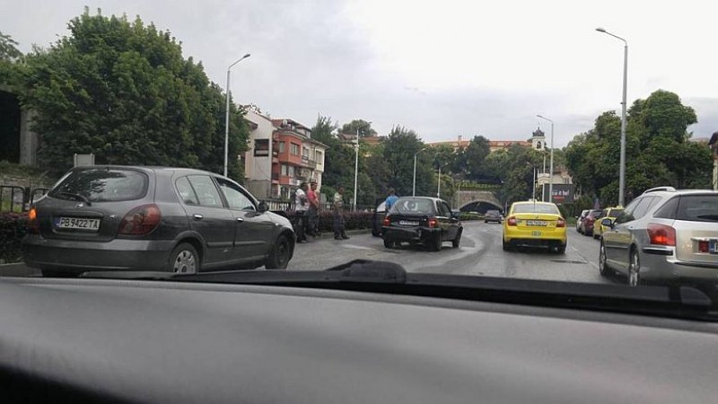 Три коли се нанизаха на централен булевард СНИМКИ