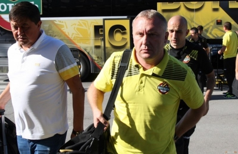 Трусовете в Ботев продължават! Феновете поискаха оставката на Ангел Палийски
