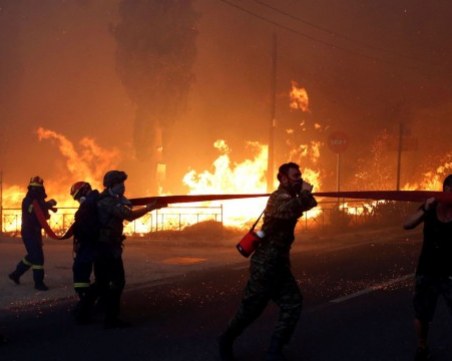 Българин в Гърция: Бяхме в огнен капан, пътищата са затворени ВИДЕО