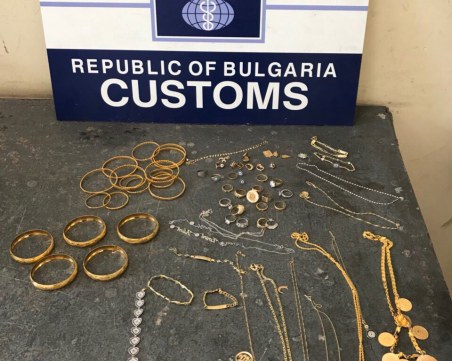 Митнически удар! Заловиха половин килограм злато и хашиш на Калотина