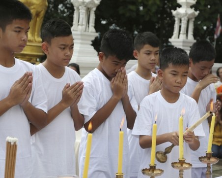 Момчетата от пещерата в Тайланд влизат в манастир СНИМКИ