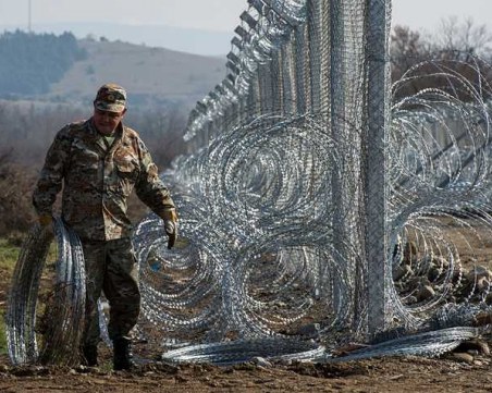 Започна вдигането на ограда по границата ни с Румъния! Бодлива тел пази от пандемия на чума