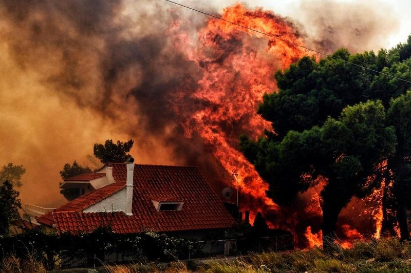 Огненият ад в Гърция заснет от хеликоптер ВИДЕО