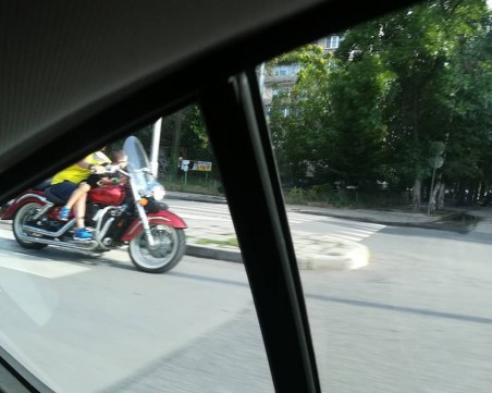 Дете се вози без каска на резервоара на мотор в Пловдив СНИМКА