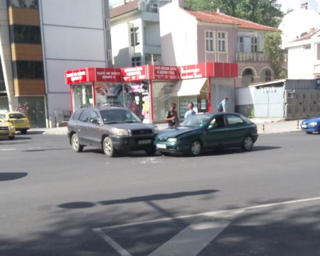 Джип и лека кола се целунаха на Гладстон, блокират движението СНИМКА