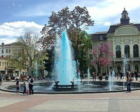 Фонтанът пред Общината бликва в синьо