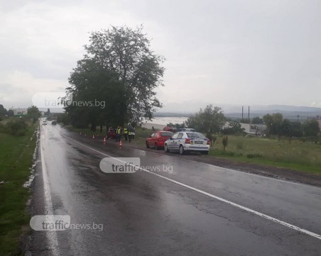 Млада жена загина в Пловдивско, след като мерцедес се заби в дърво СНИМКИ+ВИДЕО