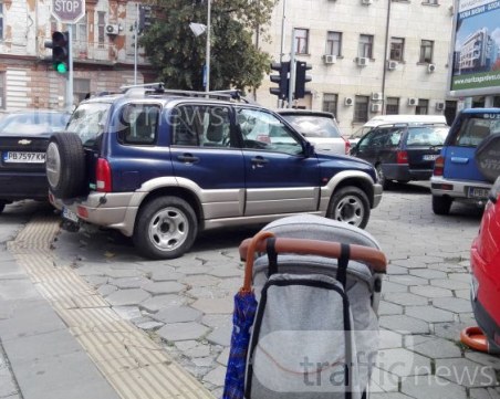 Бебе на булеварда в Пловдив заради автотротоари! Някой ще се трогне ли от майчини неволи? СНИМКИ