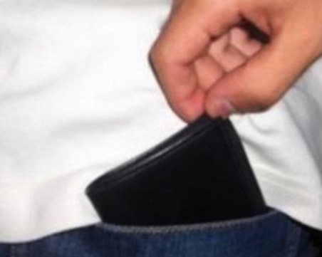 Пловдивчанин помоли мъж да му купи мастика и мезе, пиха заедно, а след това го ограби