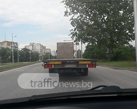 Пловдивчанка се размина на косъм от фатален инцидент! Тир се опита да я избута от пътя