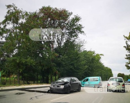 Шофьор е в болница след катастрофата на Пазарджишко ВИДЕО