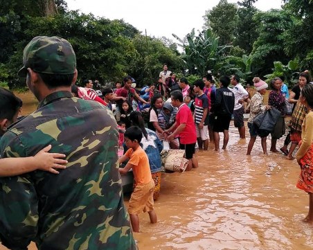 Стотици хора все още са в неизвестност след срутване на язовирна стена