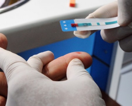 Стряскащо: На всеки 3 минути тийнейджърка се заразява с вируса на СПИН