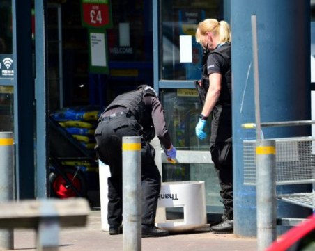 Зверство! Петима заляха с киселина малко момченце