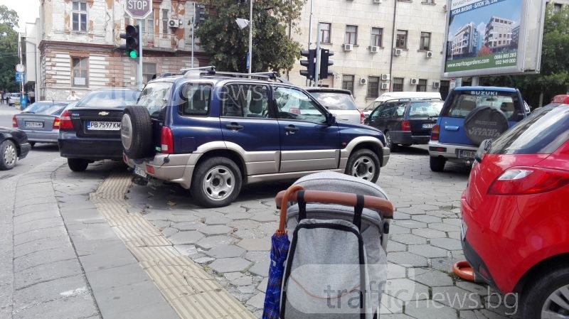 Бебе на булеварда в Пловдив заради автотротоари! Някой ще се трогне ли от майчини неволи? СНИМКИ