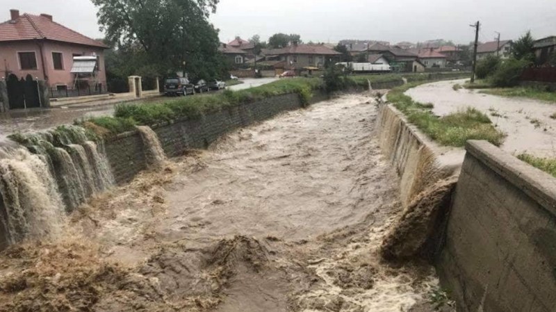 Реки преливат в Пирдоп, обявиха бедствено положение ВИДЕО