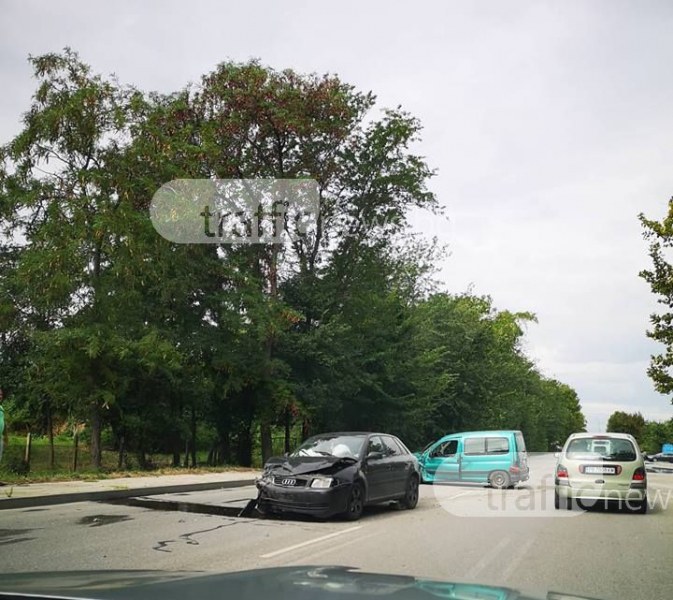 Шофьор е в болница след катастрофата на Пазарджишко ВИДЕО