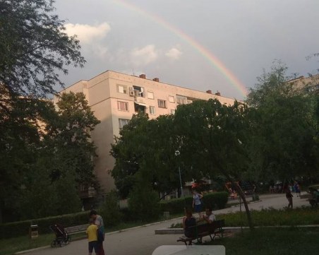 Многоцветна дъга не издържа и се разпростря над Пловдив! СНИМКИ