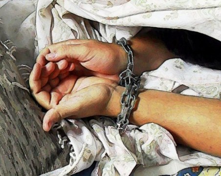 Дилърът, похитил 18-годишно момиче, гасял цигарите си в лицето й