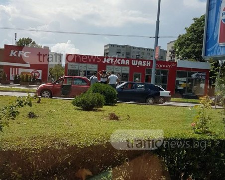 Две коли се нанизаха на кръгово в Пловдив, мъж се хвана за главата СНИМКИ