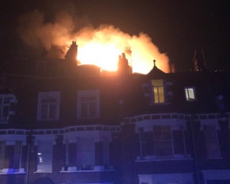 Евакуираха блок в Лондон заради голям пожар