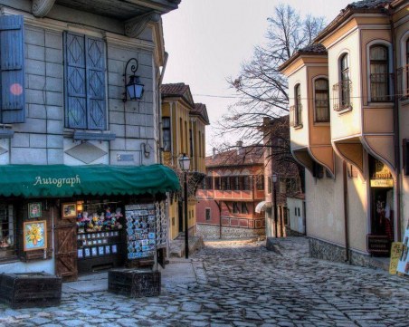 Изненада! Старинен Пловдив подарява фотосесии на младоженци