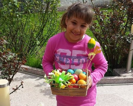 Малкото слънчице Маги от Пловдив има нужда от вас! Баща ѝ ще ѝ стане донор, но операцията е скъпа