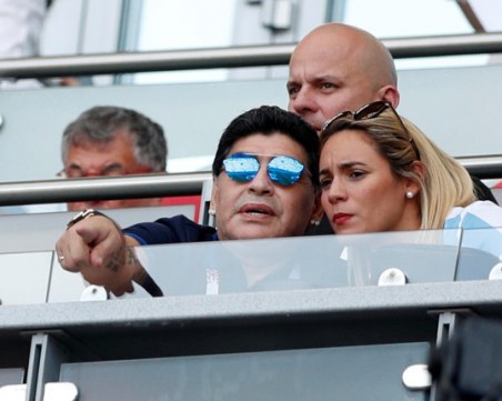 Марадона се сгоди за 28-годишна красавица