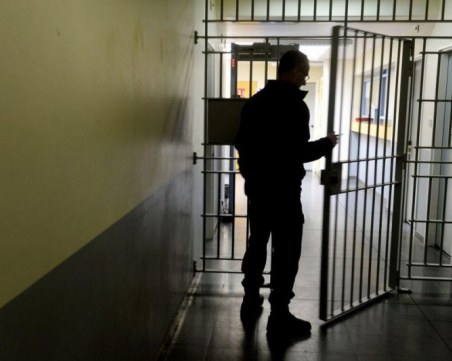Надзирател от затвора е заплашил гаджето на дъщеря си с пистолет, опитват да прикрият случая