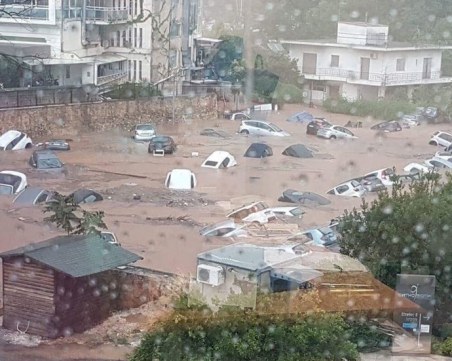 След пожара, гръмотевична буря удари предградие на Атина ВИДЕО