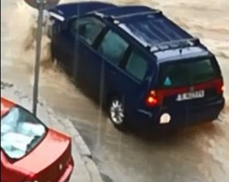 Порой удави Варна! Улици се превърнаха в реки ВИДЕО
