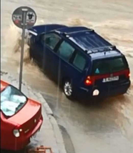 Порой удави Варна! Улици се превърнаха в реки ВИДЕО