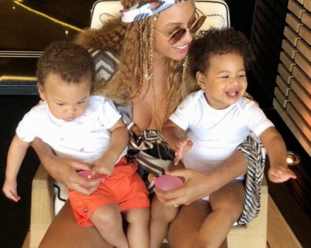 Бионсе пусна непоказвана до момента снимка на близнаците си СНИМКА