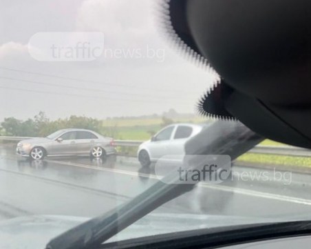 Две коли се удариха под дъжда на АМ 