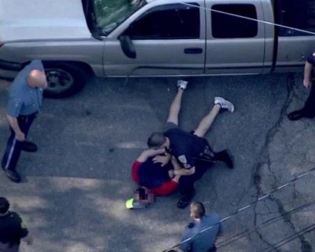 Екшън в денонощен магазин в Пловдив! Пиян мъж нападна с тръба частни охранители