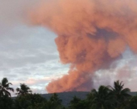 Евакуираха цял остров заради избухване на вулкан СНИМКА