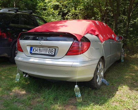 Гений на инженерната мисъл: Ето как се предпазва мерцедес от слънце и дъжд