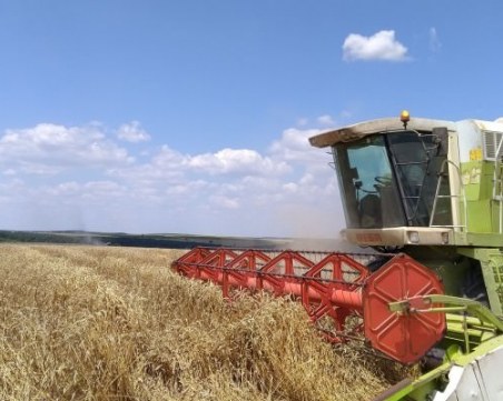 Мъж преби до смърт стар враг, остави го да умре в житен блок