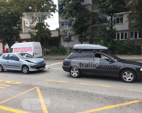 Жена с пежо се разбърза и спря в задницата на ауди в Смирненски СНИМКИ