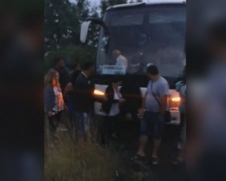 Автобус с българи аварира на магистрала във Франция