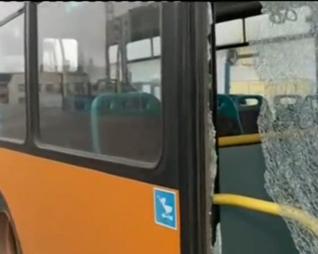 Автобус с пътници и кола се удариха в София: Трима са пострадали