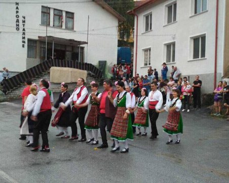 Празник до Хвойна! Дълго хоро и много музика на традиционния събор СНИМКИ