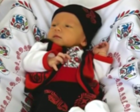 Снимка на новородено в носия стана хит в социалните мрежи ВИДЕО