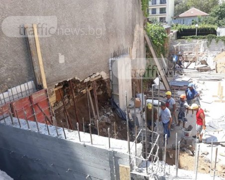 Стена на къща в центъра на Пловдив се срути заради съседен строеж СНИМКИ