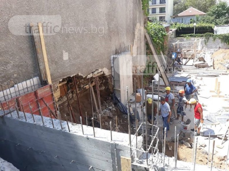 Стена на къща в центъра на Пловдив се срути заради съседен строеж СНИМКИ