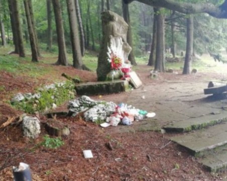 Бузлуджа потъна в боклуци след събитието на БСП, скандал се развихри в социалните мрежи