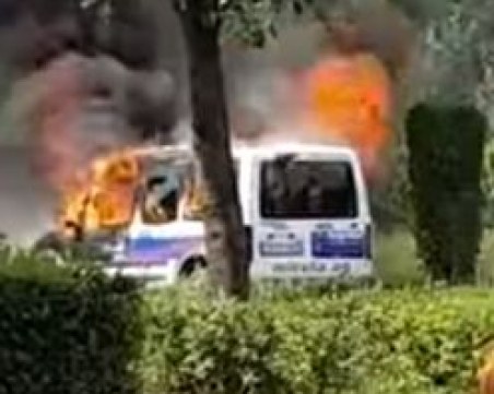 Кола се запали в движение насред Слънчев бряг, изгоряла е почти до основи ВИДЕО
